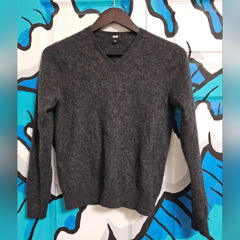 Small Uniqlo 100% Cashmere Sweater - Picture 2 of 3
